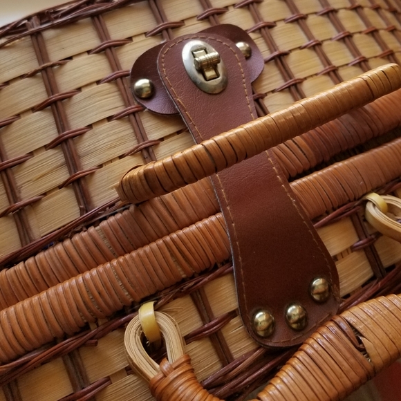 ❗Vintage Wicker Picnic Basket with Utensils❗ - Picture 9 of 15
